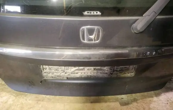 Trunk door license plate light bar