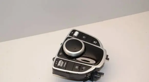 Head unit multimedia control