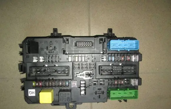 Opel Zafira B Fuse module 13206759HG