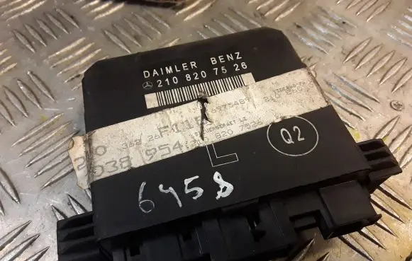 Mercedes-Benz E W210 Door control unit/module 2108207526 A2108207526
