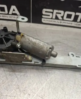 Mercedes-Benz CLK A209 C209 Seat belt adjustment motor 2038600282 0132004319