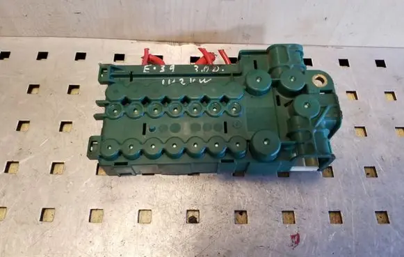 BMW 5 E39 Fuse module 8387543