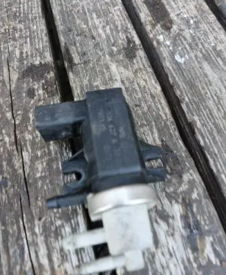 Volkswagen Golf IV Turbo solenoid valve 1J0906627B 01T219 72290345