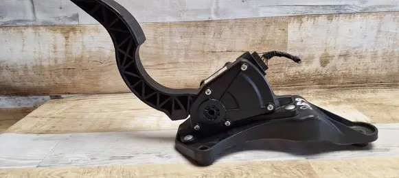 Accelerator throttle pedal