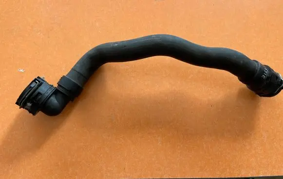 Coolant pipe/hose