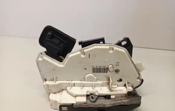 Volkswagen Golf VII Front door lock 5K1837016E