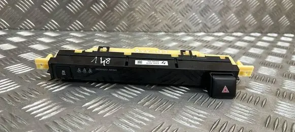Toyota RAV 4 (XA40) Hazard light switch 8395042270 022300003