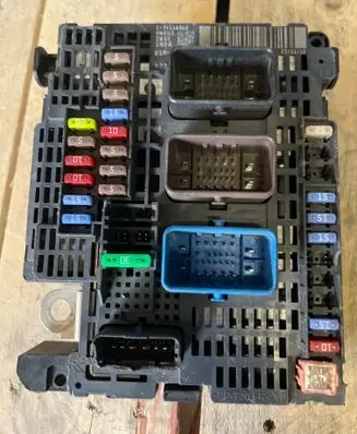 Peugeot 3008 I Fuse module 9810296180