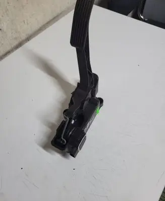 Mercedes-Benz B W245 Accelerator throttle pedal A1693000404 130706 00011