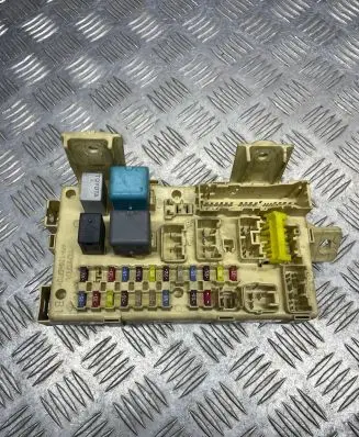 Toyota Avensis T250 Fuse module 82641CA030F 3520425070 05010519510101