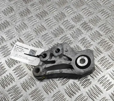 Engine mounting bracket