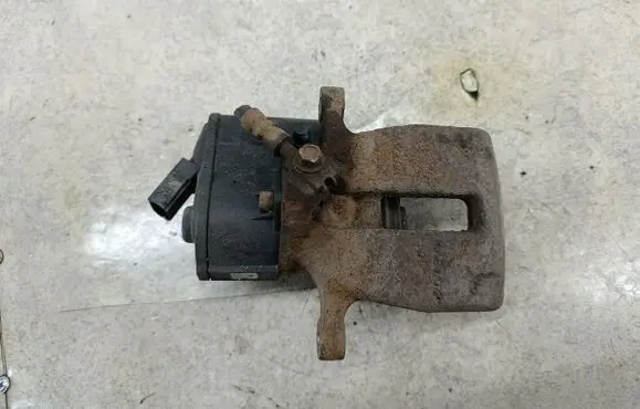 Volkswagen PASSAT B7 Rear brake caliper 
