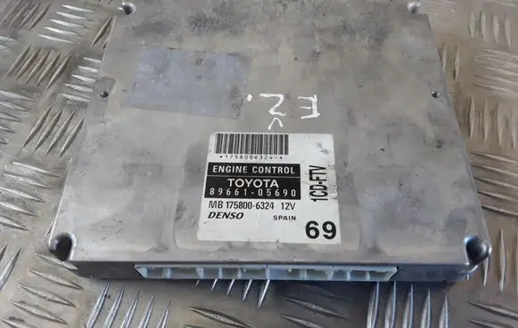 Toyota Avensis T250 Engine control unit/module 8966105690 MB1758006324