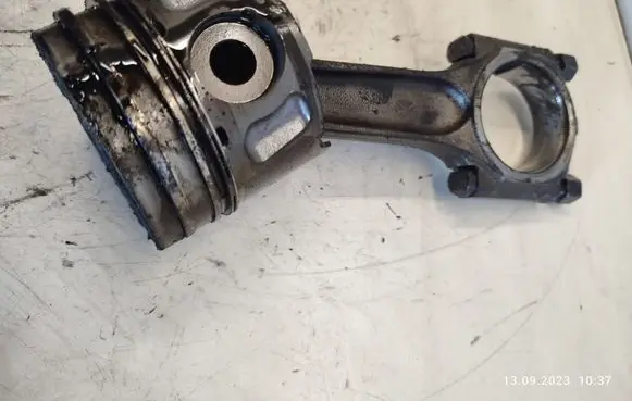 Volvo V50 Piston with connecting rod