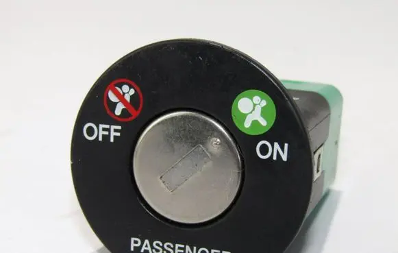Hyundai Santa Fe Passenger airbag on/off switch 