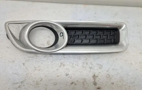 Volvo V70 Front bumper lower grill 30733034