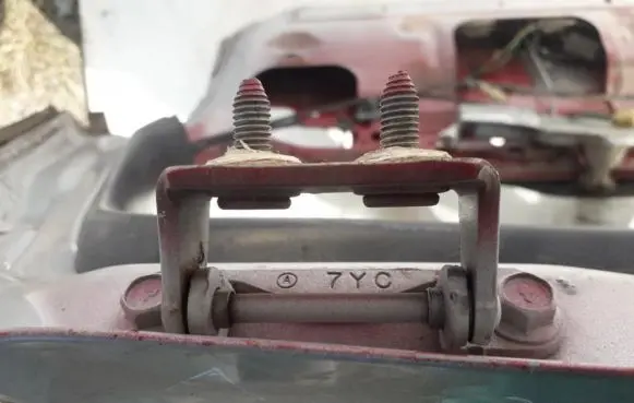 Subaru Outback Tailgate/trunk/boot hinge
