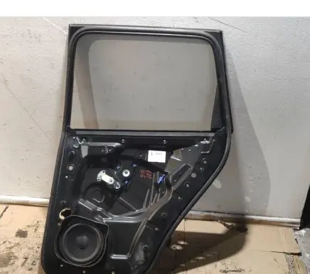 Volkswagen Touareg I Rear door window/glass frame 