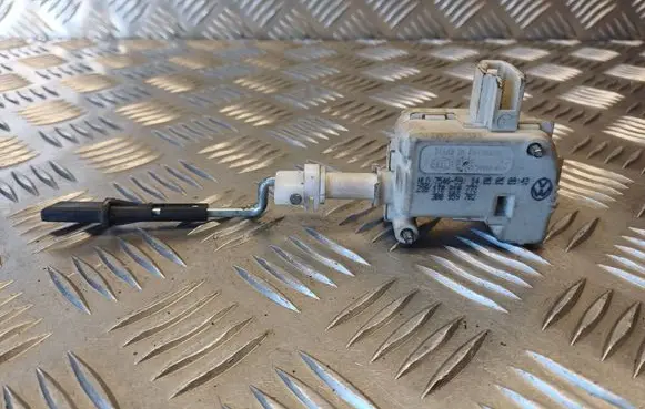 Volkswagen Touran I Central locking motor 1T0810773 3B0959782