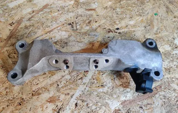 Citroen DS3 Engine mounting bracket 9654165780