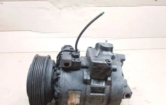 Volkswagen PASSAT B5.5 Air conditioning (A/C) compressor (pump) 8D0260808