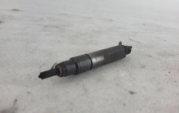 Volkswagen PASSAT B4 Fuel injector 028130201T