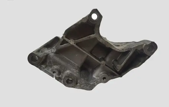 Volvo XC90 Engine mount bracket