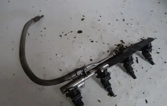 Mercedes-Benz C W203 Fuel main line pipe A1110703095