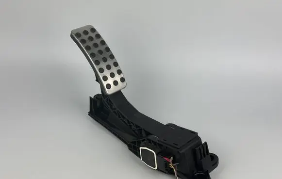 Mercedes-Benz B W246 W242 Accelerator throttle pedal A1643000104 180110 ZGS007