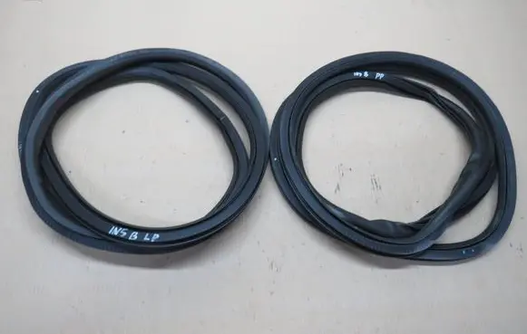 Opel Insignia B Front door rubber seal