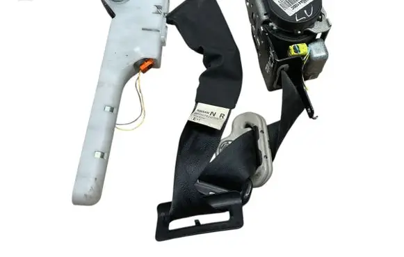 Nissan Juke I F15 Front seatbelt 617544100C 080X090RH 09210413