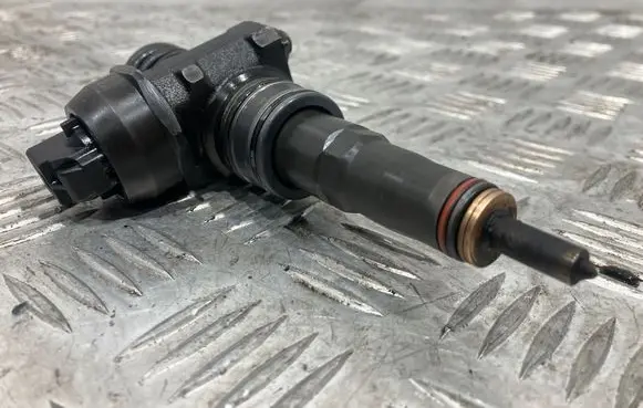 Volkswagen Golf V Fuel injector 038130073BN