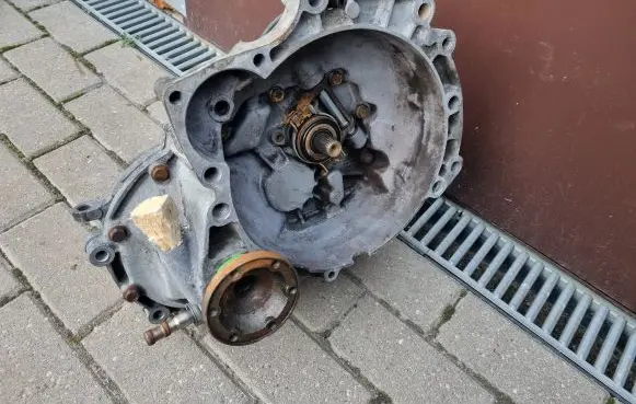 Volkswagen Golf II Manual 4 speed gearbox AKW 084301107L