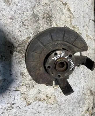 Volkswagen Golf V Front wheel hub