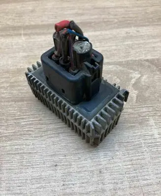 Opel Vectra B Glow plug pre-heat relay 90508977 5129900
