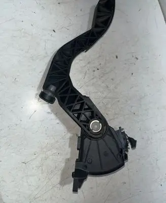 Accelerator throttle pedal
