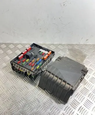 Volkswagen PASSAT B6 Fuse module 3C0937125