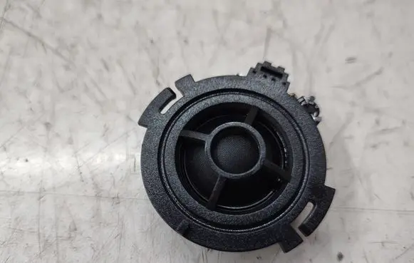 Front door high frequency speaker