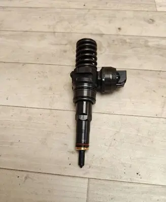 Volkswagen PASSAT B6 Fuel injector 038130073BK