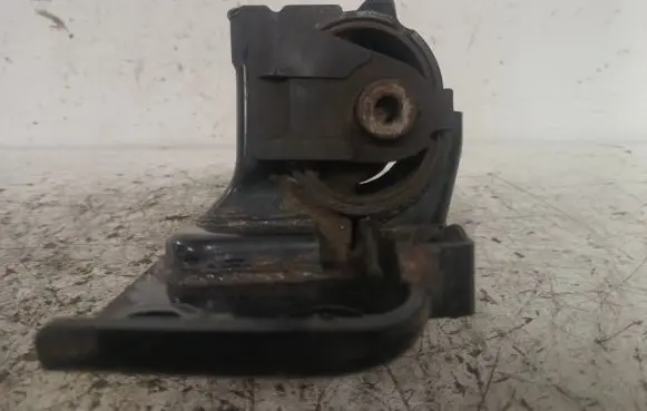 Toyota Avensis T270 Engine mount bracket V92185