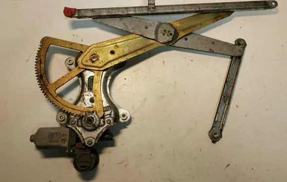 Toyota RAV 4 (XA20) Front door window regulator motor