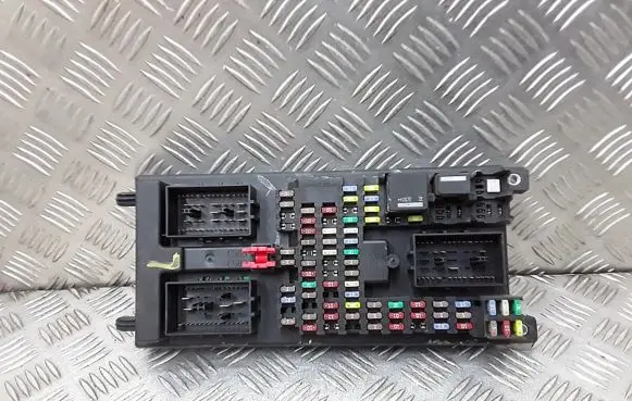 Land Rover Discovery 4 - LR4 Fuse module CH2214F041AF