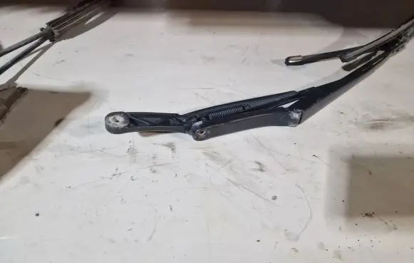 Volkswagen Scirocco Front wiper blade arm