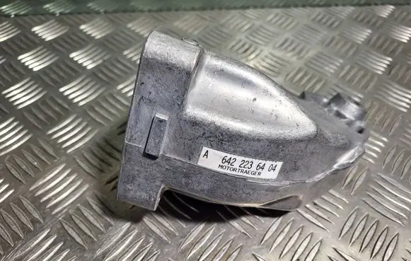 Engine mounting bracket
