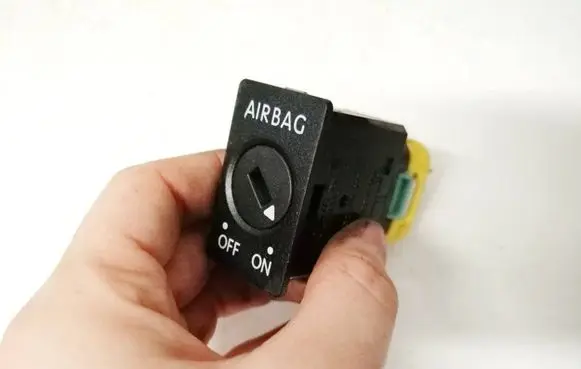 Passenger airbag on/off switch
