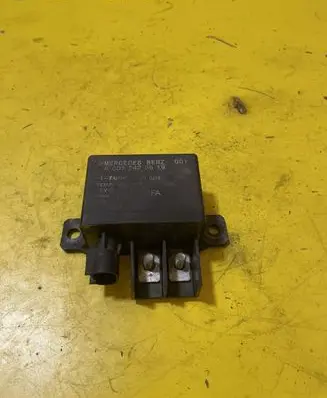 Mercedes-Benz C W203 Charging relay A0025423819 0025423819
