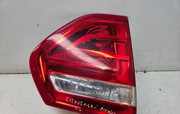 Tailgate rear/tail lights