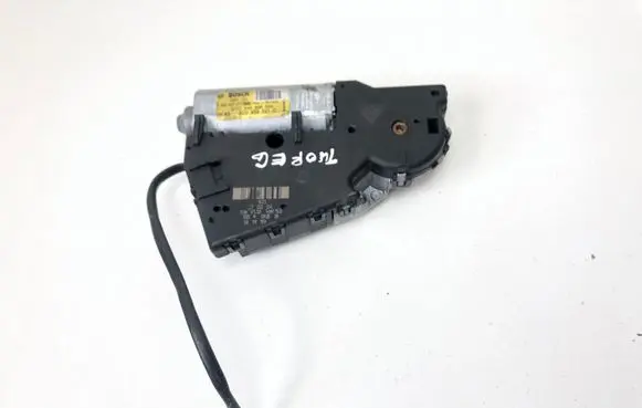 Volkswagen Touareg I Sunroof motor/actuator 8D0959591C 0390200017
