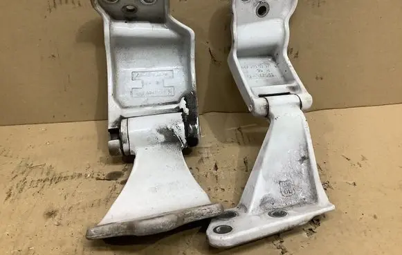 Mercedes-Benz Vito Viano W447 Tailgate/trunk/boot hinge A4477407600 A4477400337