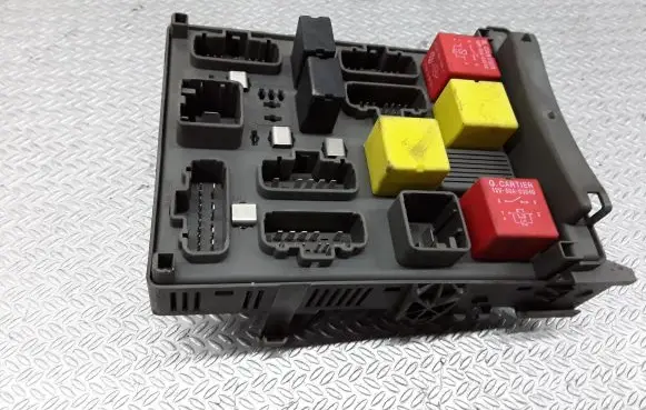 Renault Laguna II Fuse module 8200283802